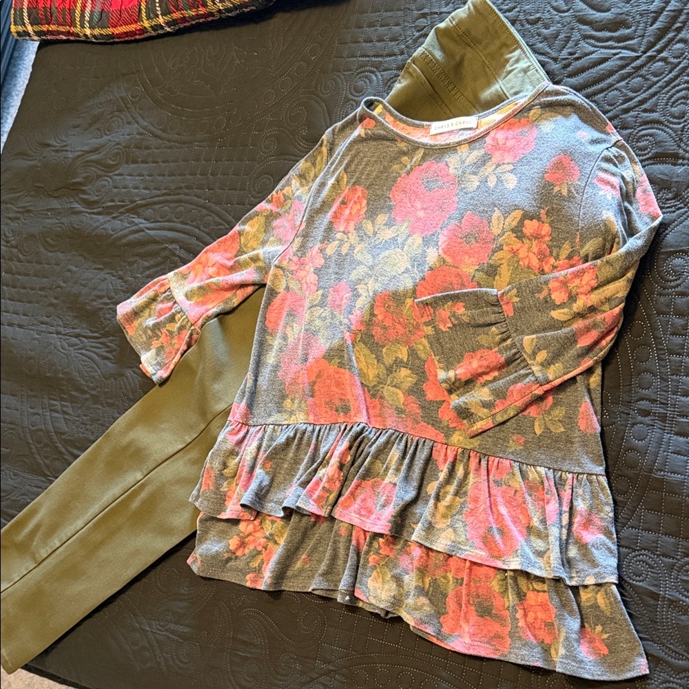 Floral Top in Green &red flowers 3/4 sleeve loose fitting top super comfy